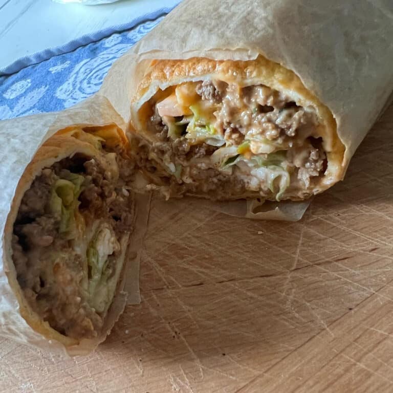 MUNARULLA JAUHELIHA-SALAATTITÄYTTEELLÄ